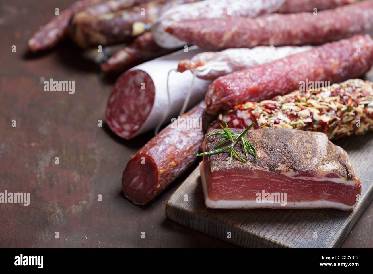 Mischung aus Schinken, Salami und Würstchen auf dem Tisch Stockfoto
