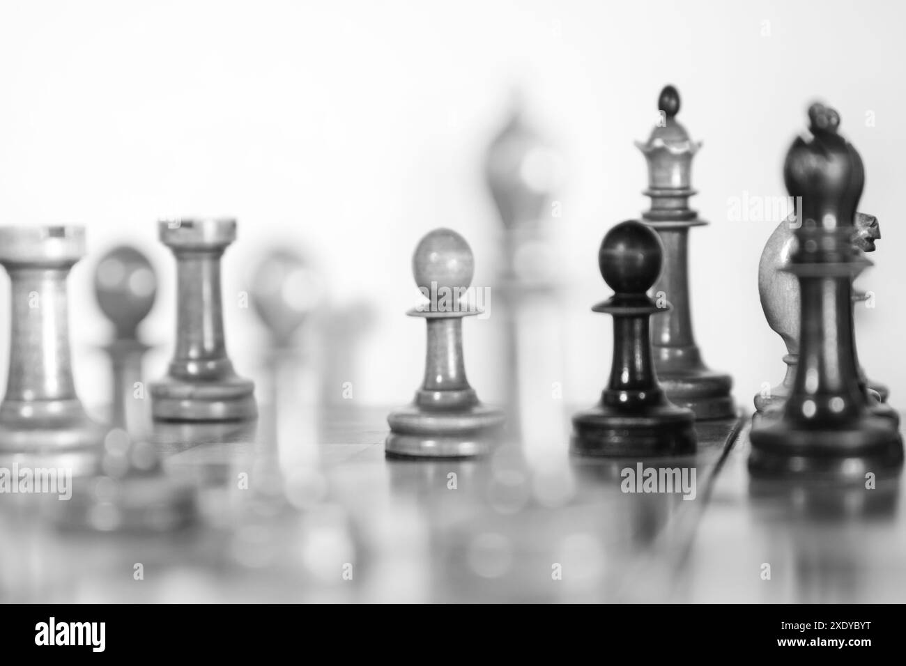 Altes hölzernes Schach schwarz-weiß Stockfoto