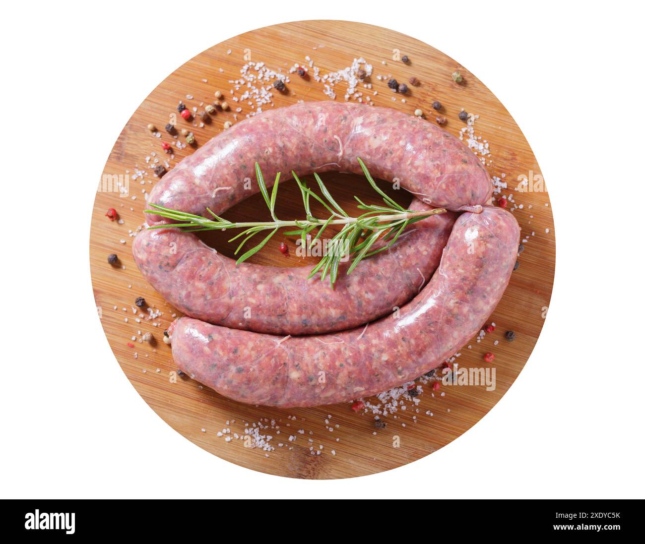 Frische Würstchen mit Rosmarin und Gewürzen auf einem Schneidebrett isoliert auf weißem Hintergrund, Blick von oben Stockfoto