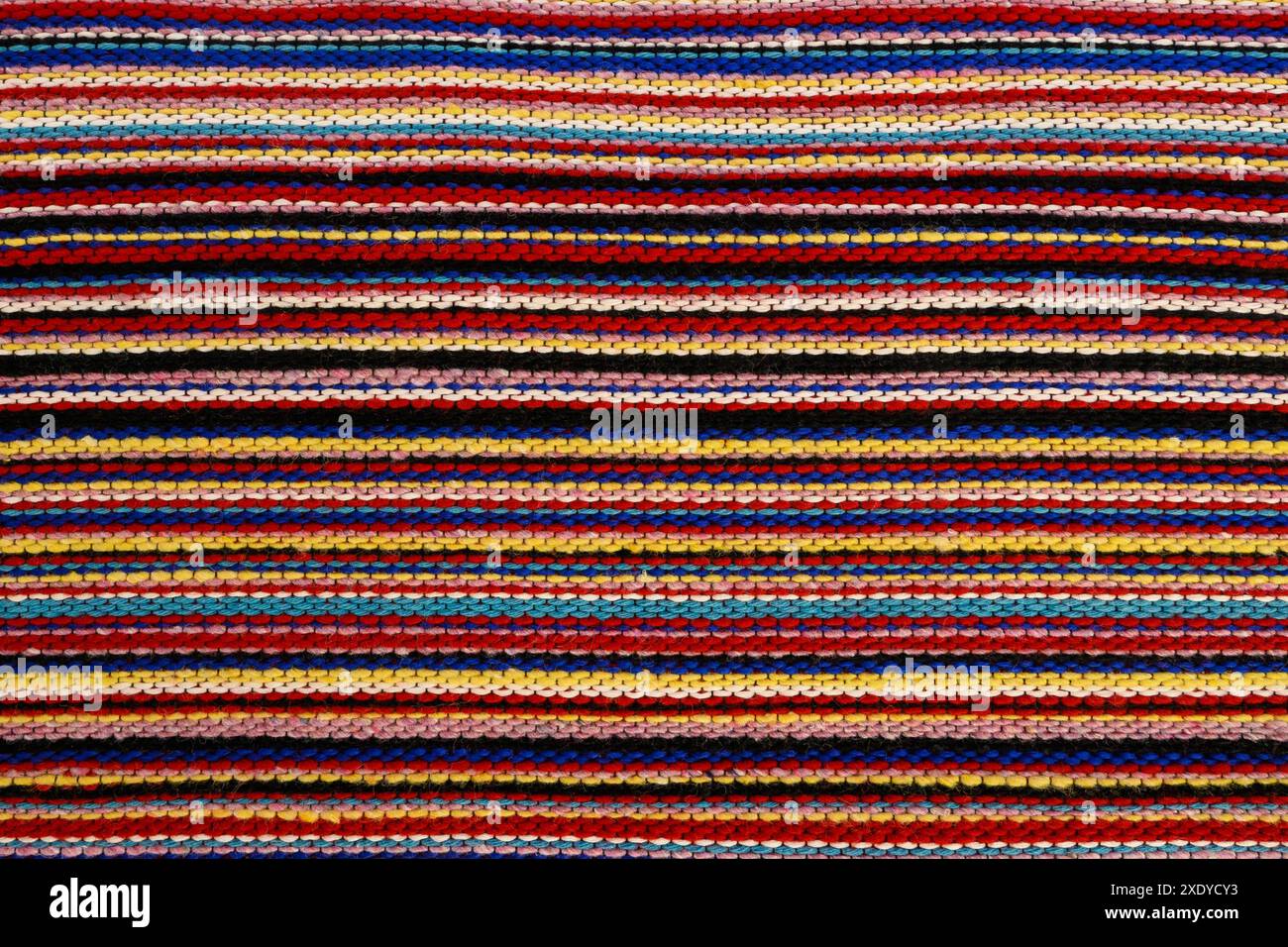 Stück Strickdecke in verschiedenen Farben Stockfoto