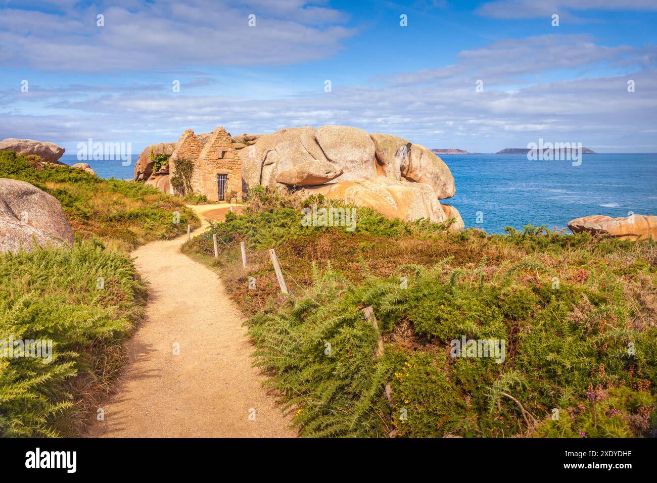 Geographie / Reise, Frankreich, Bretagne, Küstenweg mit Zollgebäude in der Nähe von Ploumanach, ADDITIONAL-RIGHTS-CLEARANCE-INFO-NOT-AVAILABLE Stockfoto
