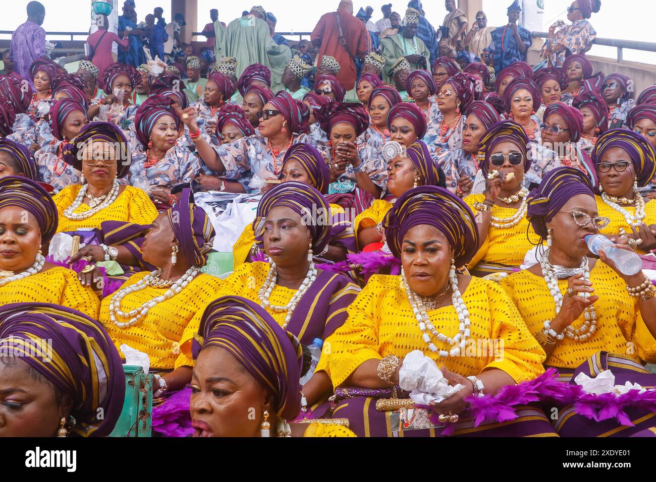 Ijebu Indigenes nehmen an dem farbenfrohen Ojude Oba Festival in Ijebu Teil und treten auf. Das bunte Festival wird am zweiten Tag nach der Eid al-Adha gefeiert. Das Festival Ojude Oba ist ein kulturelles und ausgelassenes Spektakel aus Klang, Farbe und Lebensfreude. Bundesstaat Ogun, Nigeria. Stockfoto