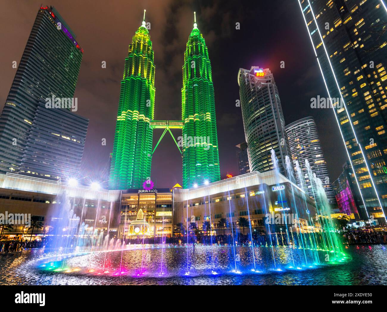 Kuala Lumpur, Malaysia - 23. April 2023: Im KLCC Park, an der Promenade vor der Suria KLCC Mall, erfreuen musikalische Springbrunnen die Zuschauer mit über 150 Pr Stockfoto