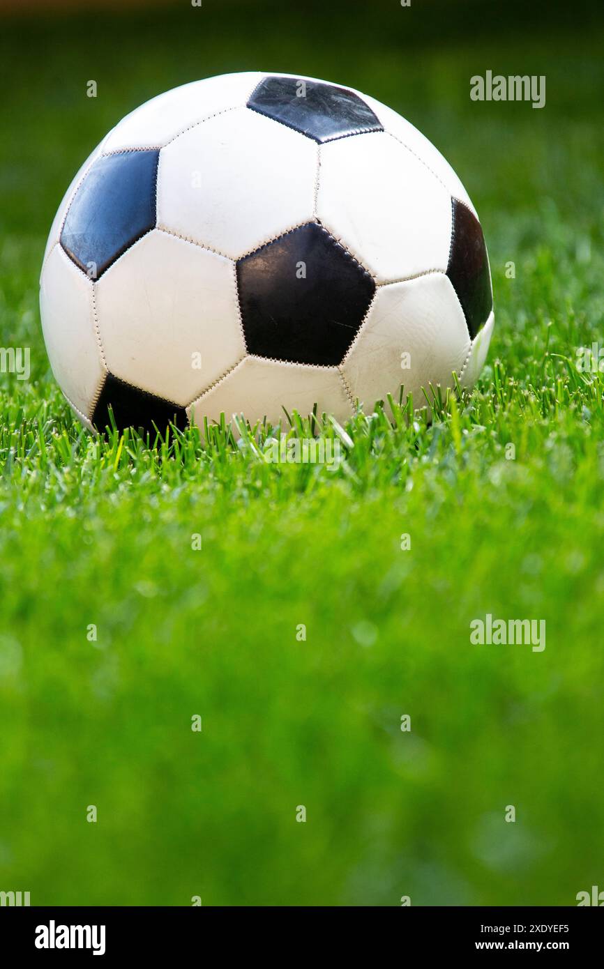 Ein klassischer, schwarz-weißer Outdoor-Fußball-Fußball-Trainingsball. Stockfoto