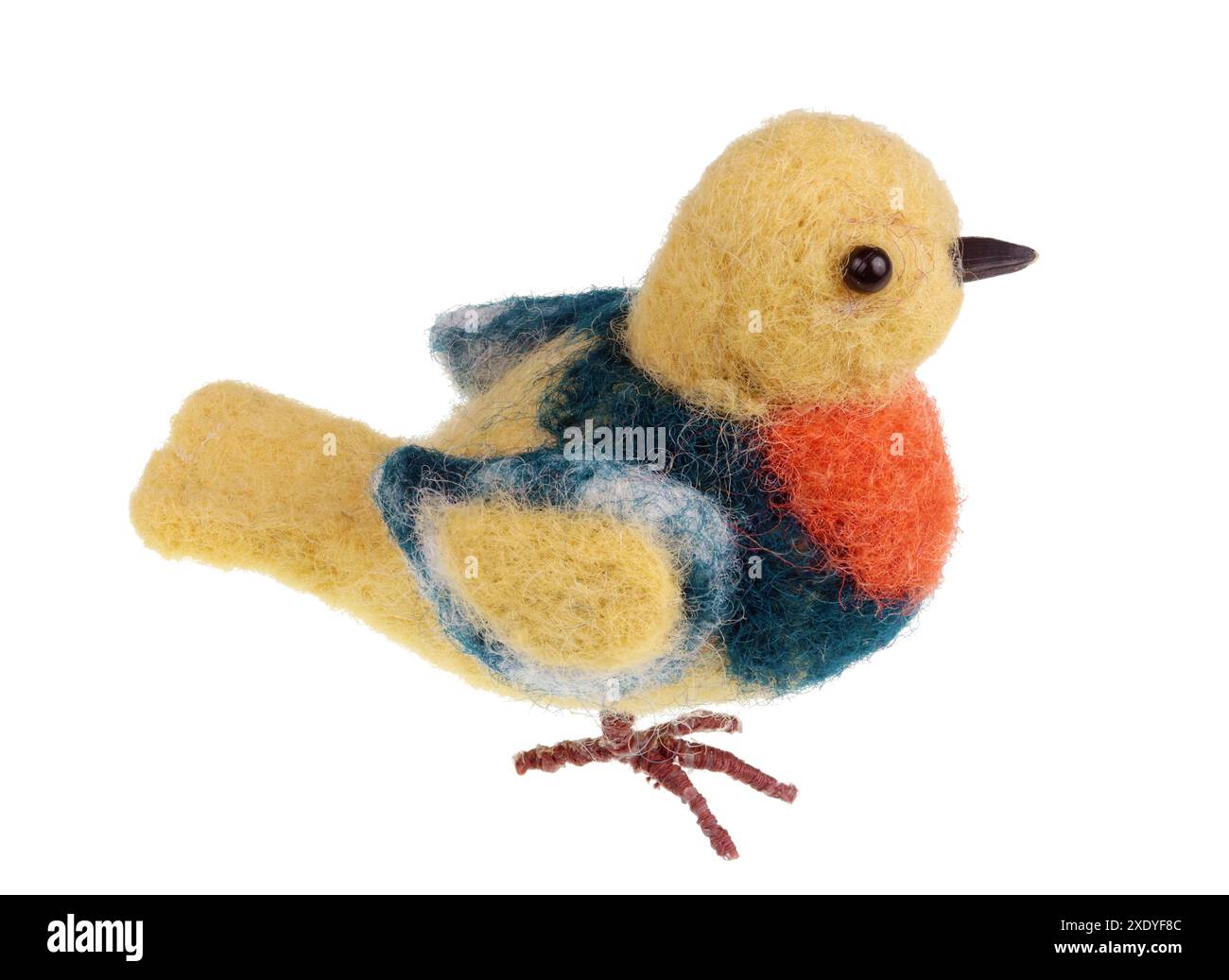 Lustige handgemachte Ostervogel werden aus Wolle hergestellt, die die Technik des Trockenfilzens isoliert Stockfoto