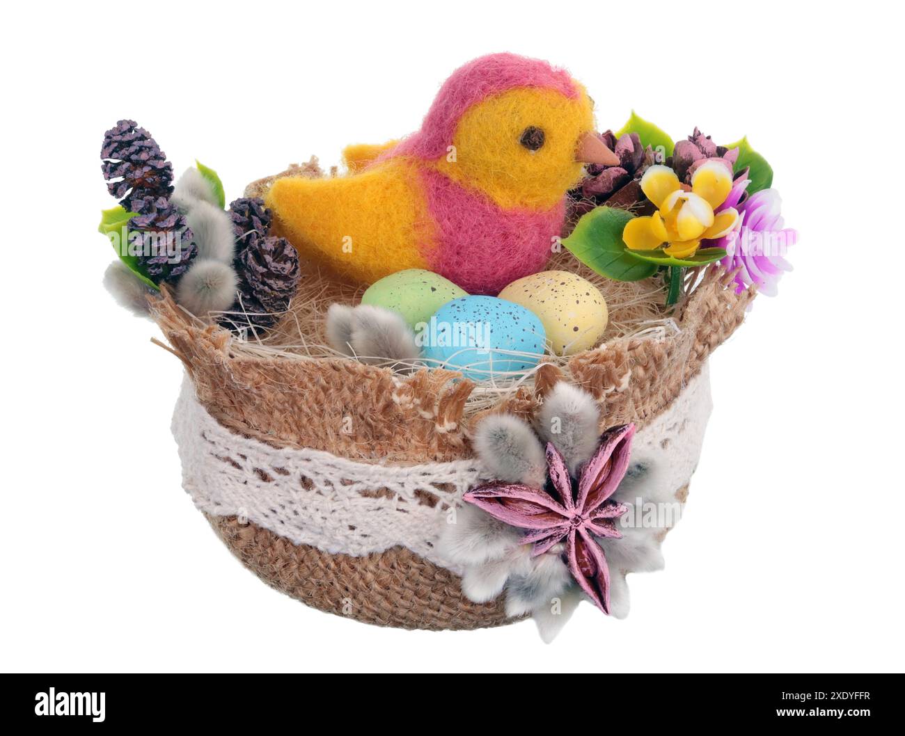 Osternest aus Seil und lustiger Vogel aus Schafwolle durch Trockenfilzen isoliert Stockfoto