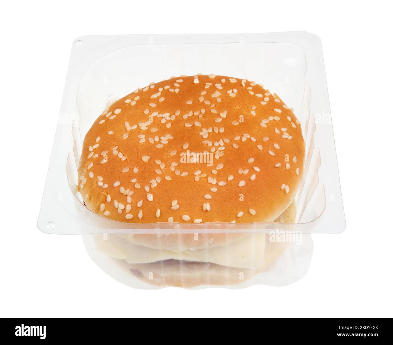 Billiger geschmackloser Hamburger mit Schnitzel und Ketchup in Plastikkiste Stockfoto