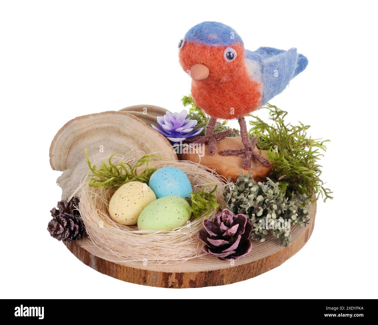 Osternest aus Moos und lustiger Vogel aus Schafwolle durch Trockenfilzen isoliert Stockfoto