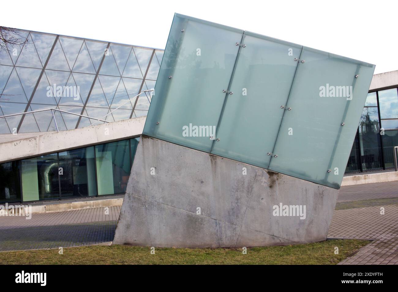 Direkte Beton- und Glaslinien des modernen Stadtkonzepts isoliert Stockfoto