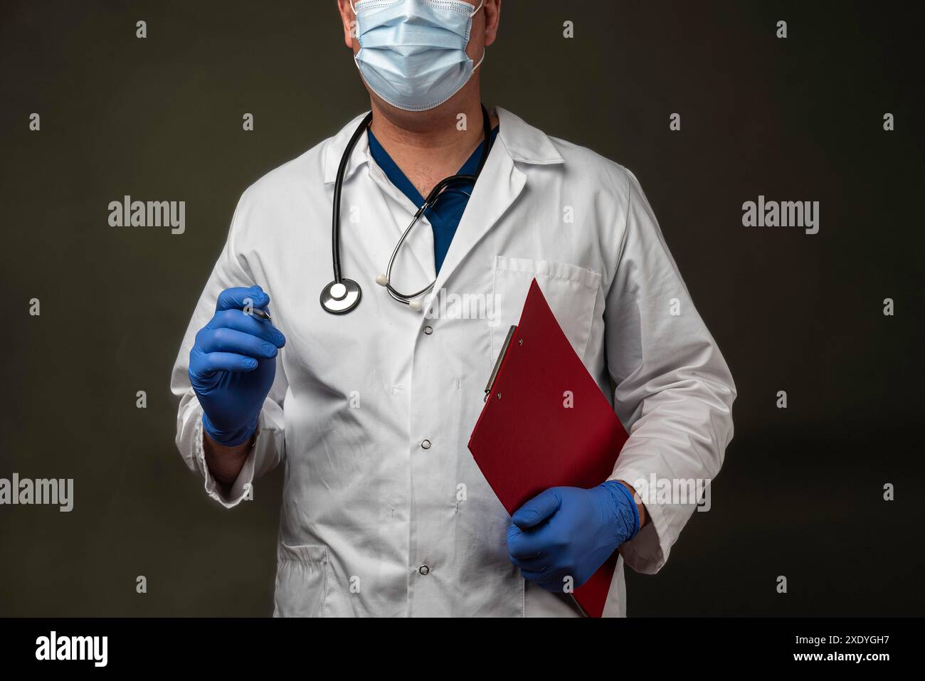 Arzt mit Arztmantel und Stethoskop im Krankenhaus Stockfoto