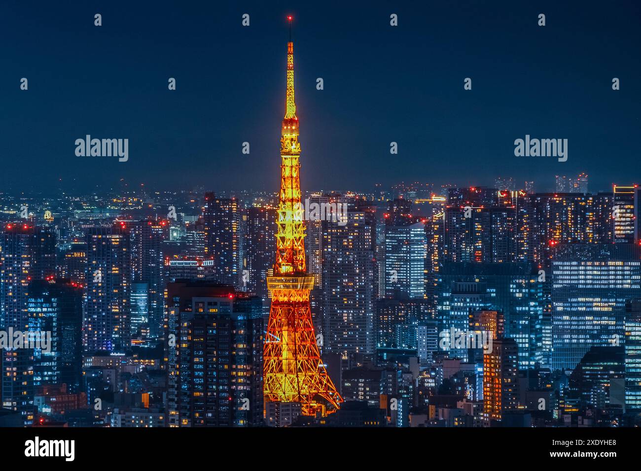 Tokio Turm bei Nacht mit Fujifilm XT-4 Stockfoto