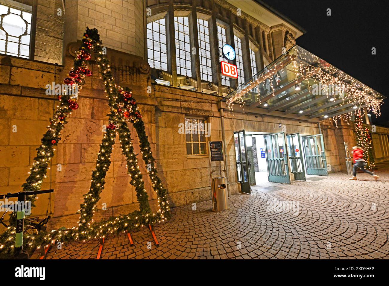 Weihnachtsbeleuchtung am Haupteingang des Hauptbahnhofs in Darmstadt, Hessen, Deutschland Stockfoto