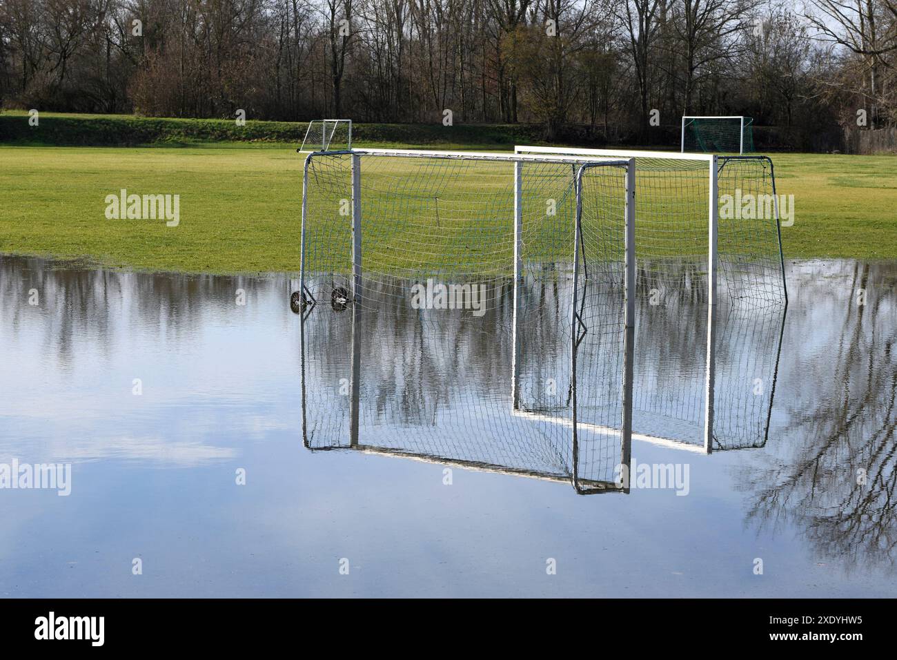 Hochwasser am rhein im Hafen von gernsheim - Sportplatz überflutet Stockfoto