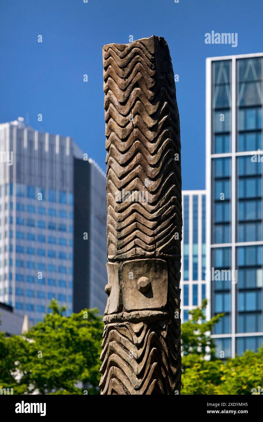 Holzstele aus Papua-Neuguinea im Weltkulturmuseum vor Hochhäusern, Kontrast der Kulturen, Deutschland, Hessen, Frankfurt am Ma Stockfoto