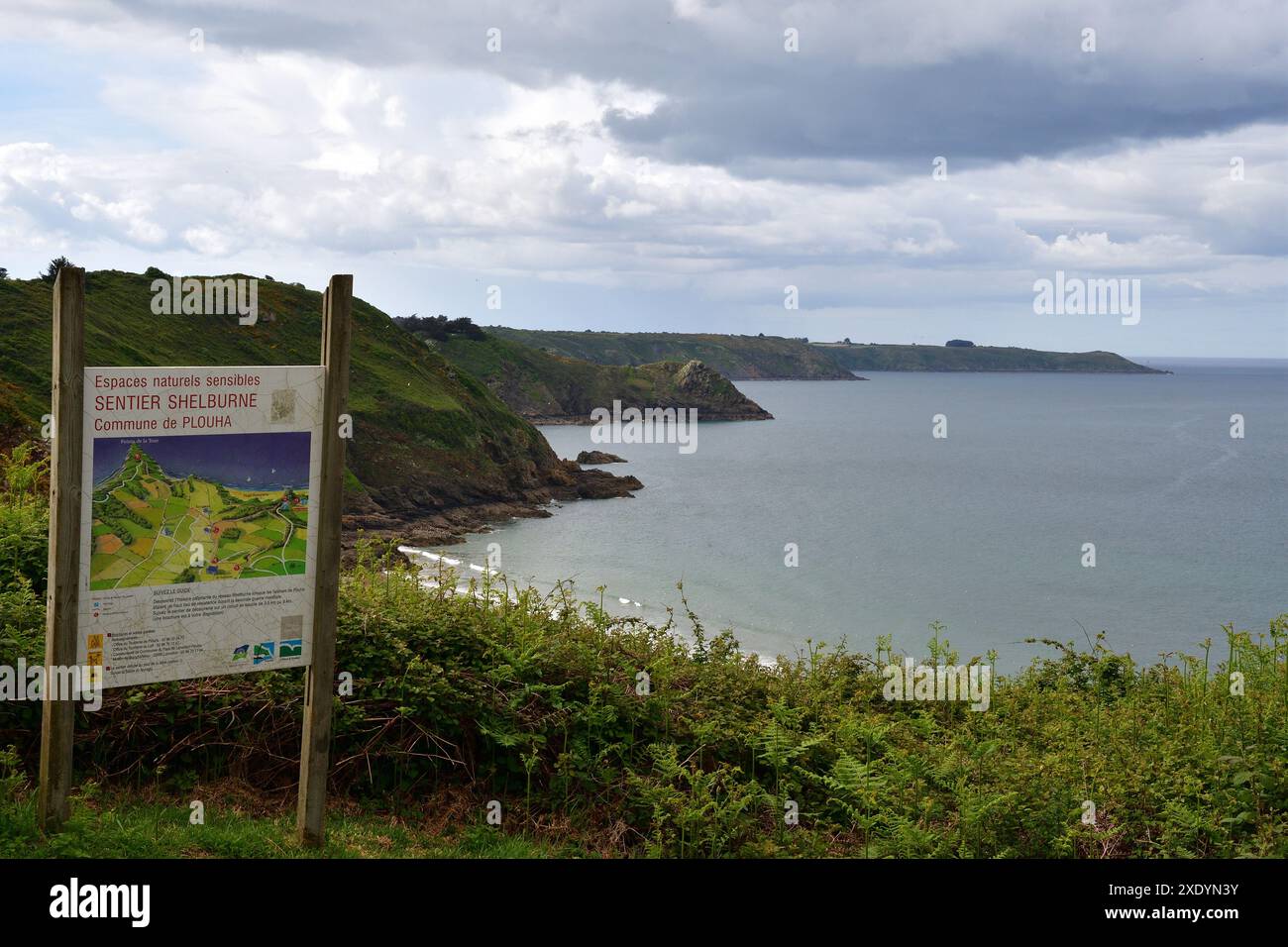 Blick auf den Bonaparte Beach, Frankreich, Bretagne, Plouha Stockfoto