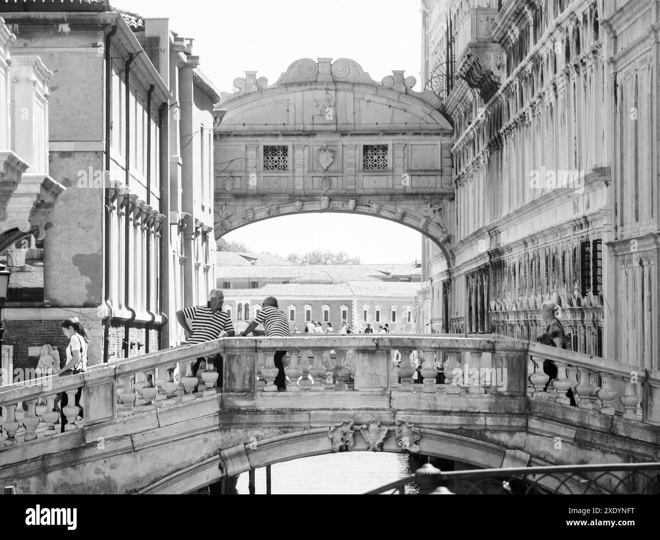 Venedig, Italien - 30. Juni 20220 Menschen laufen auf einer Brücke in venedig mit Blick auf die Seufzerbrücke im Hintergrund Stockfoto