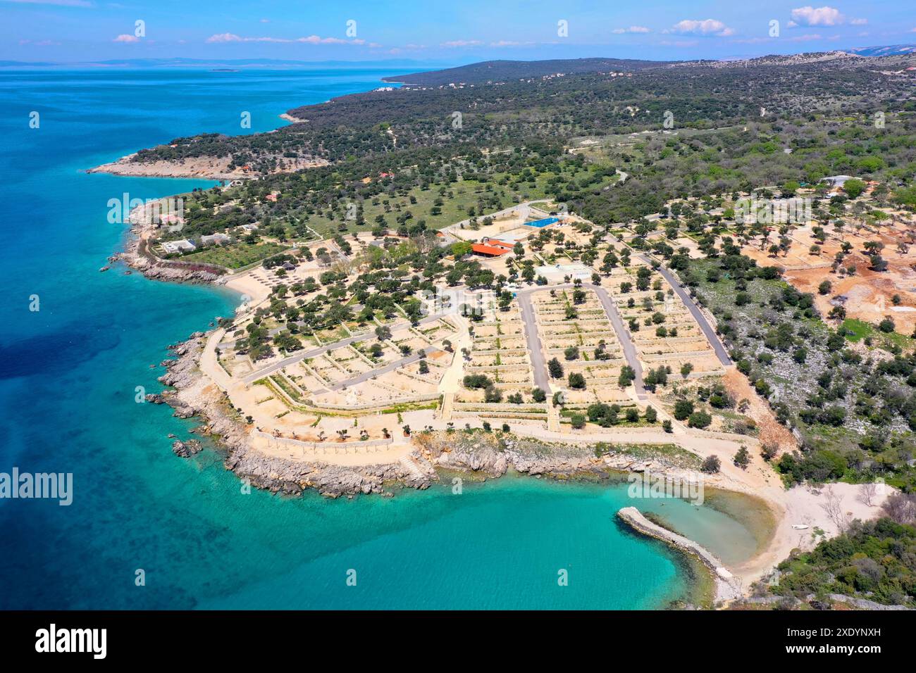 Großer neuer Campingplatz an der Adriaküste, aus der Vogelperspektive, Kroatien, Dalmatien Stockfoto