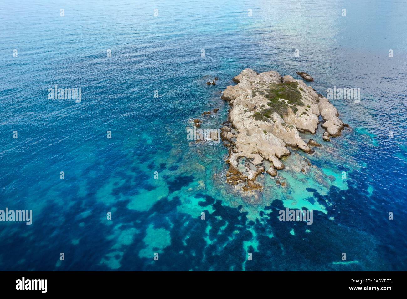 Felsige Insel vor der Halbinsel Peljesac aus der Luft, Kroatien, Dalmatien, Zuljana Stockfoto
