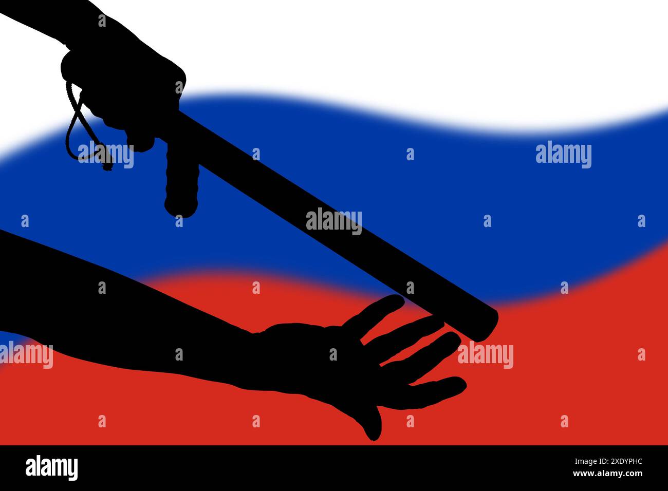 Hand mit Polizei Tonfa Gummistab Silhouette und verschwommener russischer Flagge im Hintergrund Stockfoto