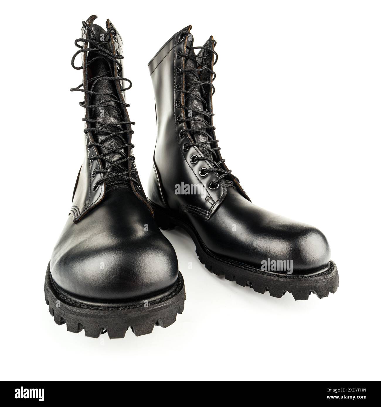 Drei Viertel Vorderansicht auf ein Paar schwarzer Lederstiefel, 10 Zoll, neue schwarze militärische Kampfstiefel, isoliert auf weißem Hintergrund Stockfoto