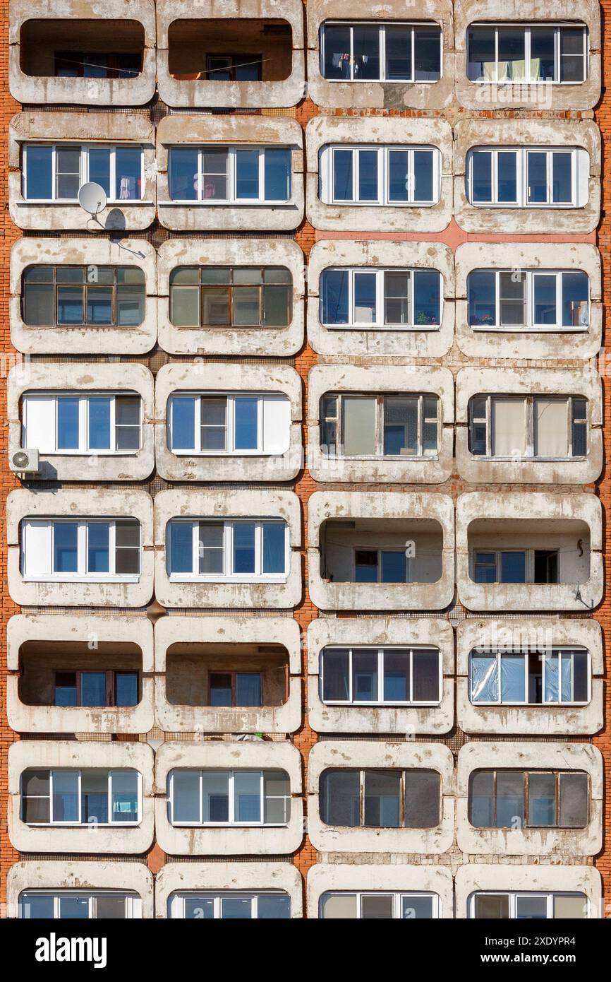 Hintergrund und Textur eines typischen mittelrussischen Wohnhauses aus Beton und Backstein Stockfoto