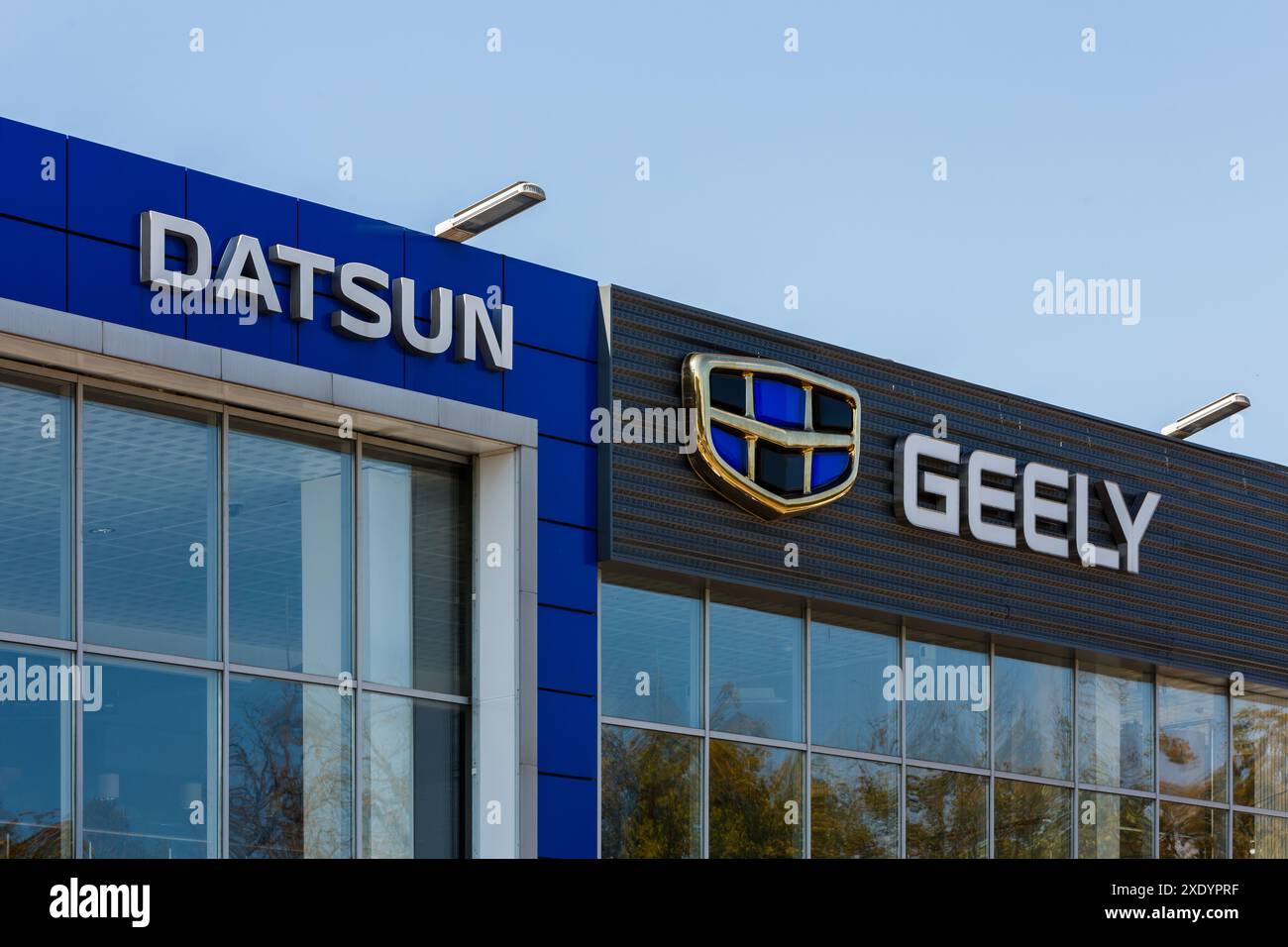 Datsun und Geely Logos auf den Gebäuden des Autohauses an sonnigen Tagen – Datsun ist eine Automobilmarke von Nissan Company, Geely ist groß Stockfoto