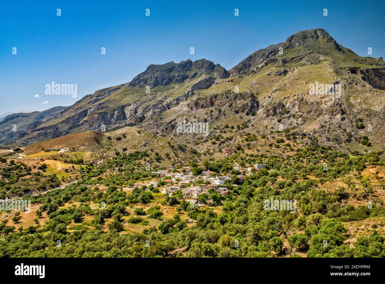 Dorf Skaloti am Fuße des Lefka Ori (Weiße Berge), von der Straße in der Nähe von Hora Sfakion und Frangokastello, Westkreta, Griechenland Stockfoto