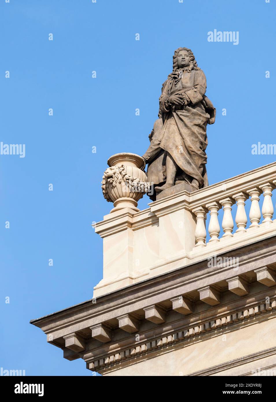 Statue auf einer Brüstung des Konzert- und Galerie-Zentrums Rudolfinum, Prag Stockfoto