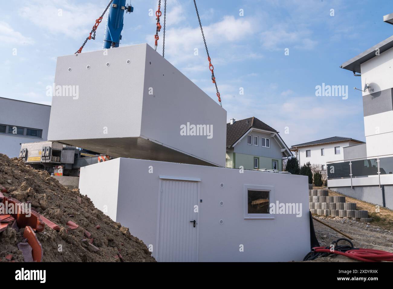 Bauarbeiten vor Ort beim Aufbau einer Garage mit Kran Stockfoto