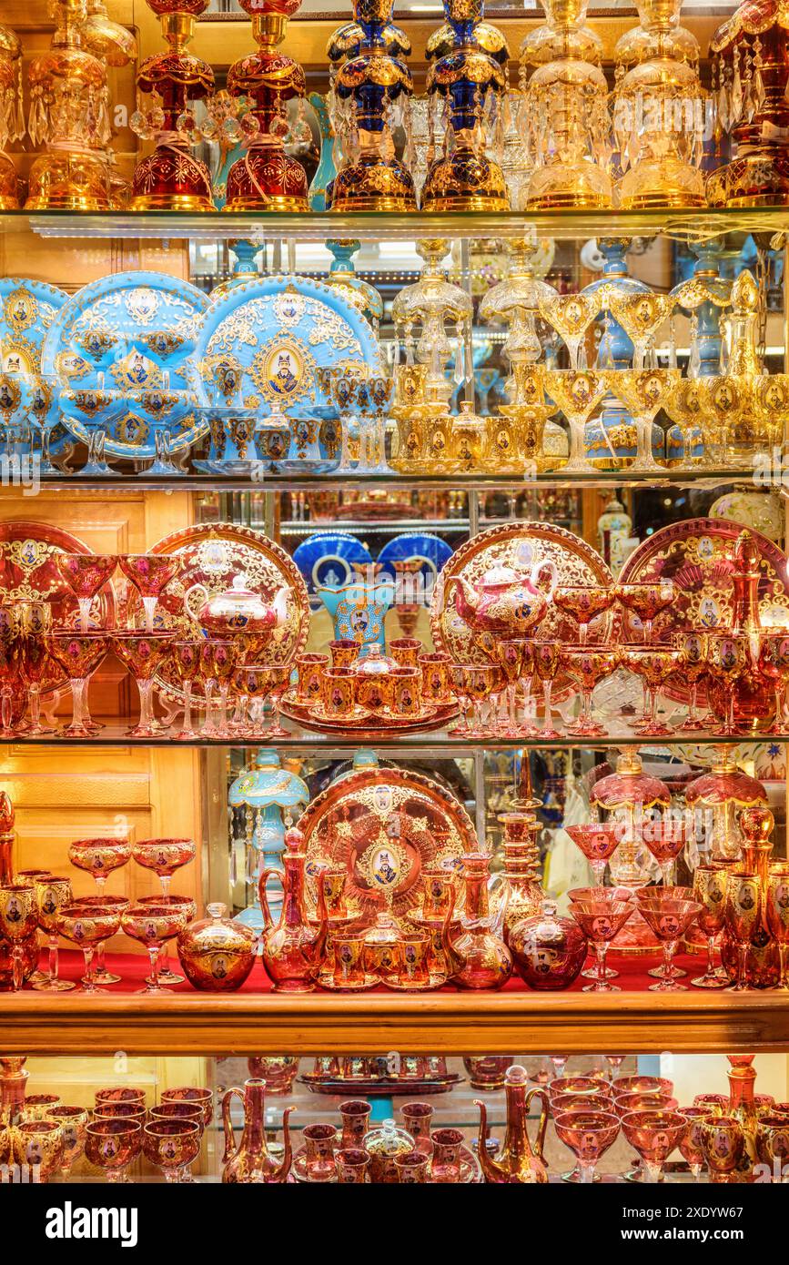 Isfahan, Iran - 24. Oktober 2018: Fantastischer Blick auf traditionelles iranisches farbenfrohes Souvenir-Geschirr auf dem Großen Basar (Qeysarie Basar). Stockfoto