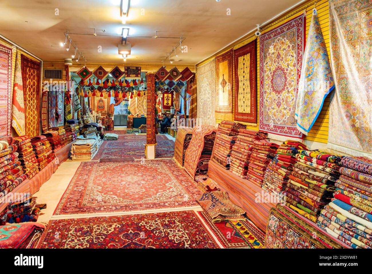 Isfahan, Iran - 24. Oktober 2018: Fantastischer Blick auf den Teppichladen auf dem Großen Basar (Qeysarie Basar). Stockfoto