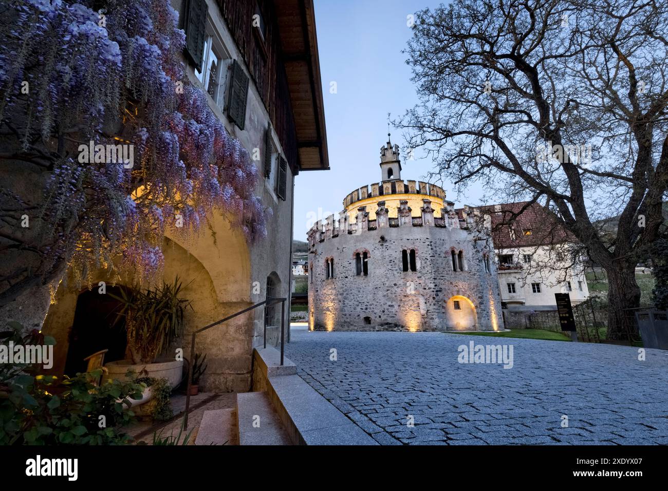 Abtei Novacella: Das romanische Castello dell'Angelo. Varna, Südtirol, Italien. Stockfoto