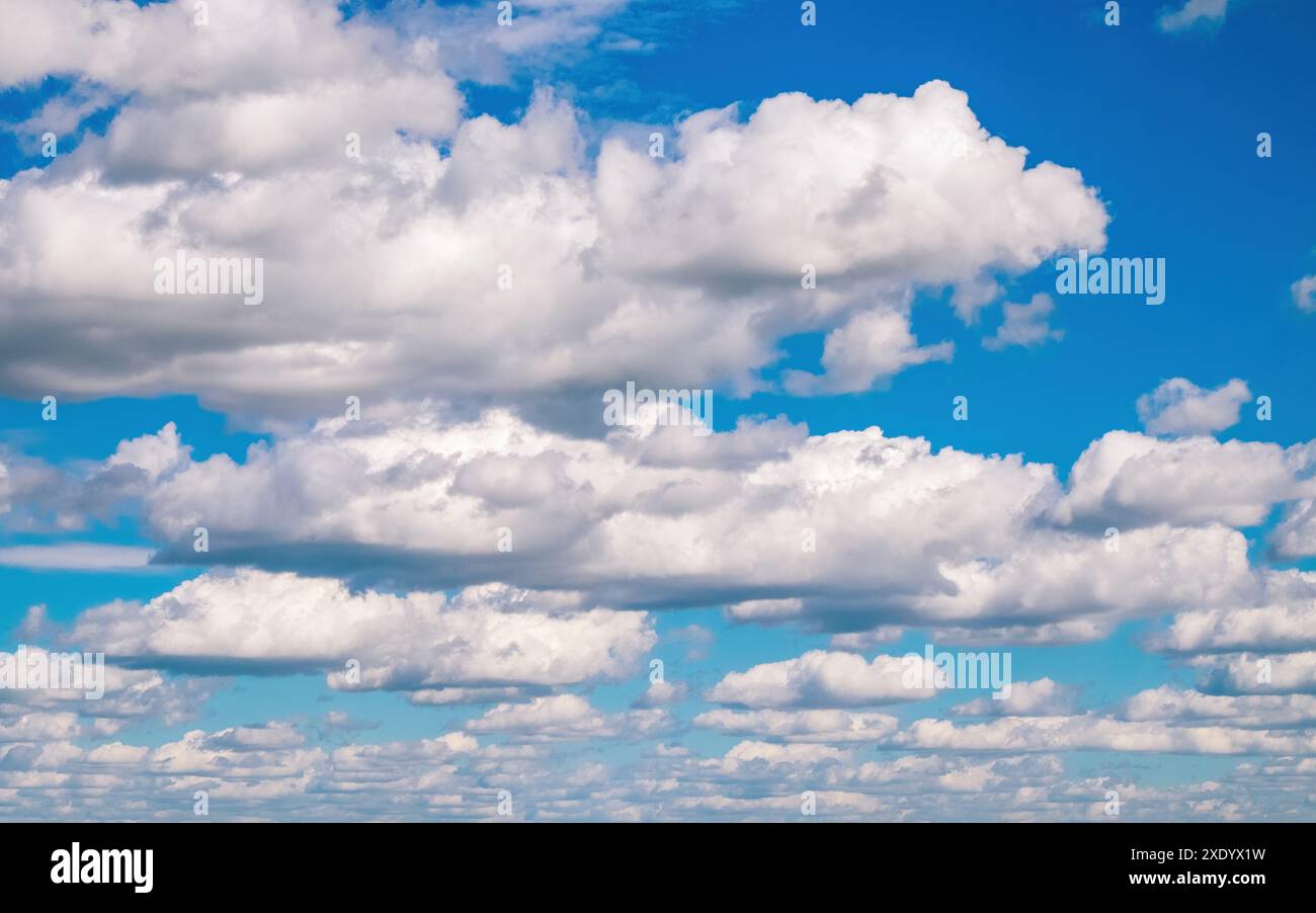 Regenwolken am blauen Himmel Stockfoto