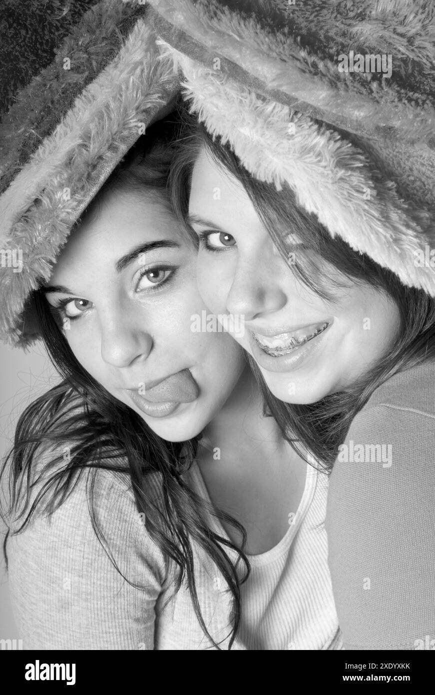 Zwei kaukasische Teenager-Mädchen mit bunten Hüten und Lächeln draußen in den USA. Stockfoto