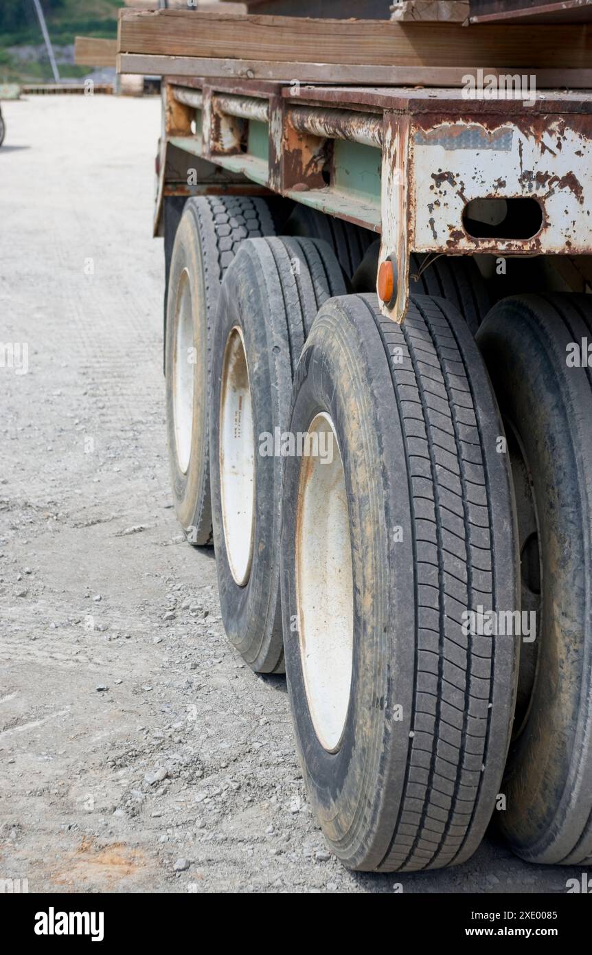 Drei Reifen auf einem Anhänger auf einer Baustelle Stockfoto