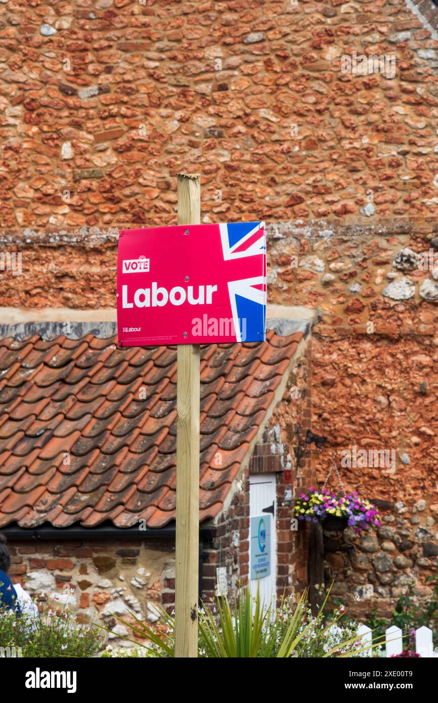 Ein Schild der Labour Party mit der Aufschrift Vote Labour vor einem Ferienhaus an der Nordküste von Norfolk. Stockfoto