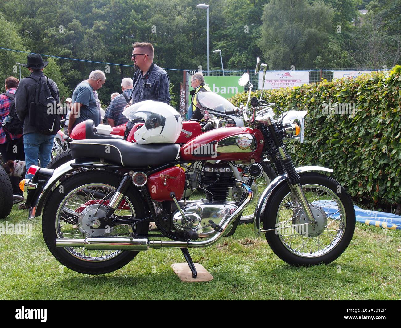 Klassisches Motorrad von Royal enfield umgeben von Menschen im öffentlichen Park an der hebden Bridge, jedes Jahr Vintage-Wochenende Stockfoto