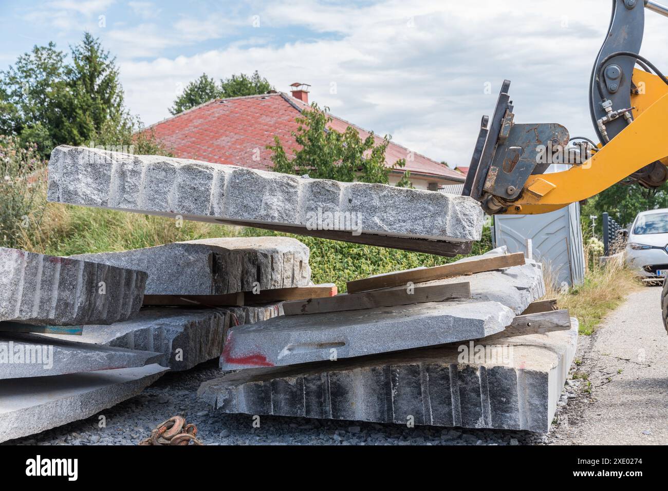 Transport von Natursteingranit mit Radlader – Frontlader auf der Baustelle Stockfoto