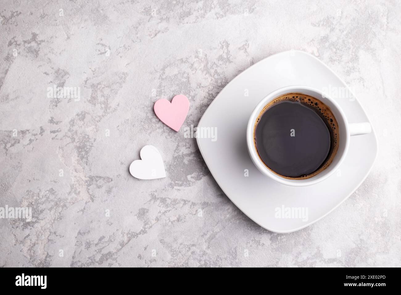 Eine Tasse Kaffee und zwei Herzen Stockfoto