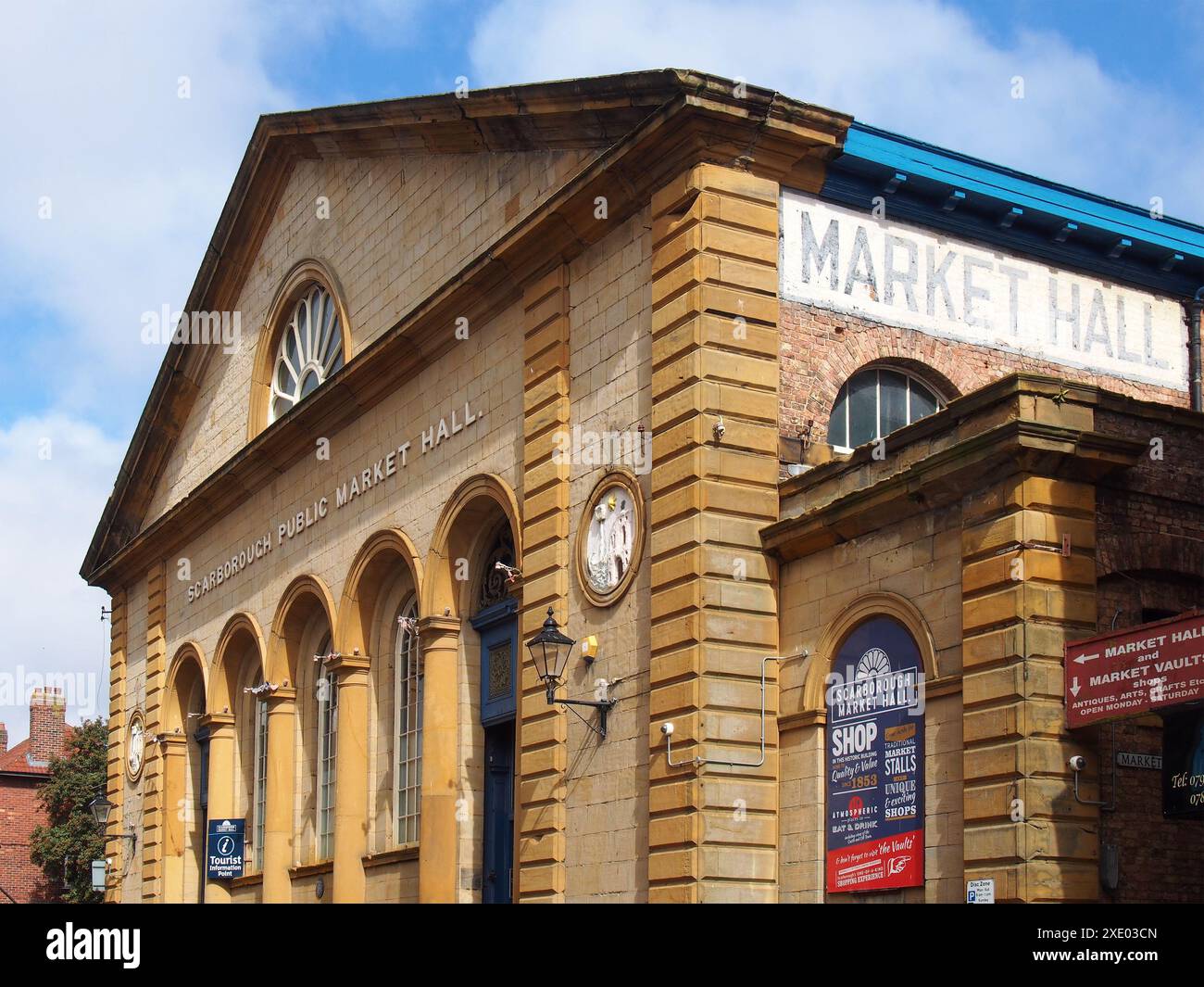 Das historische öffentliche Marktgebäude mit Schildern und Plakaten in Scarborough yorkshire Stockfoto