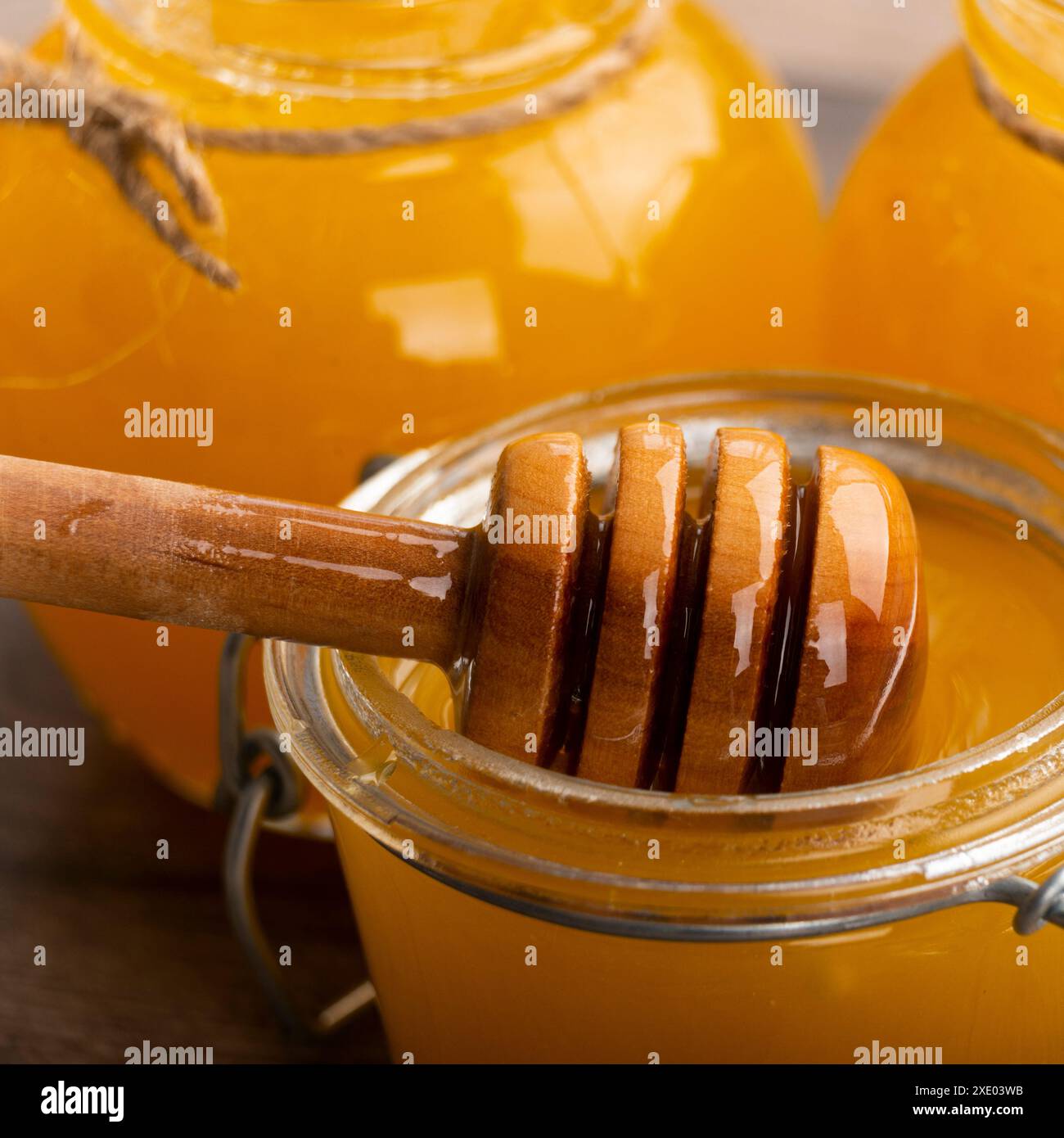 Honig auf hölzernen Honig-Dipper Nahaufnahme Lebensmittel Hintergrund Stockfoto