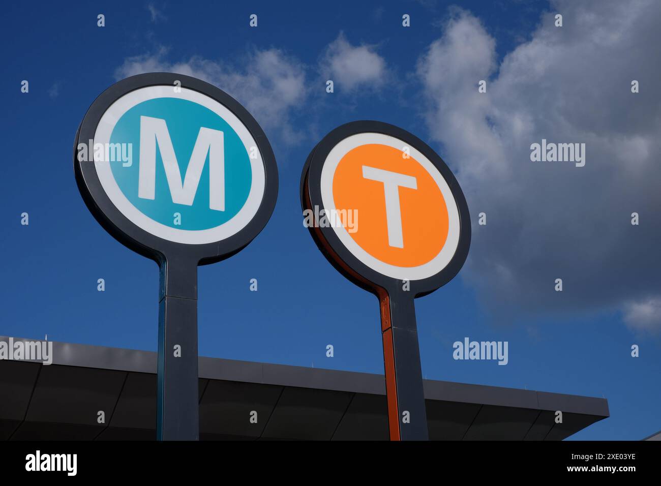 Sydney Metro-Schild und Zug-Schild, runde Schilder an der Sydenham Station Sydney Metro verbinden Bilder vor blauem Himmel und weißen Wolken Stockfoto