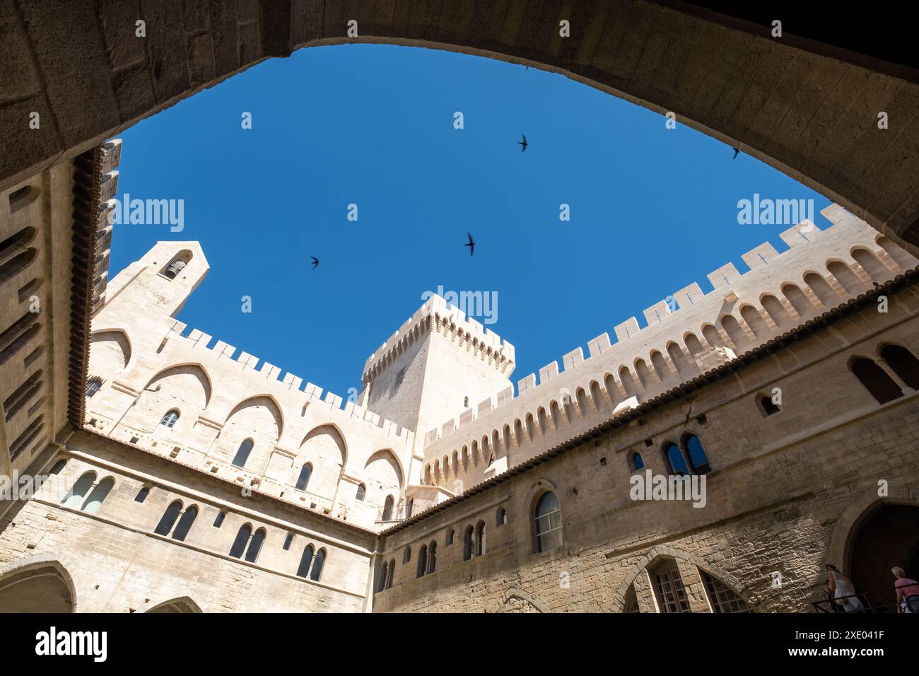 Avignon Frankreich. Innenhof im beeindruckenden Papstpalast, Palais du Papes, in der Altstadt von Avignon, Avignon, Provence, Südfrankreich. Stockfoto