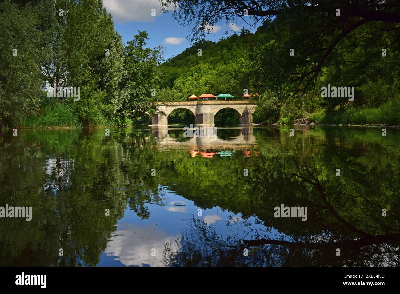 Blick auf den Fluss Werra und die mittelalterliche Brücke in der Nähe von Creuzburg Stockfoto