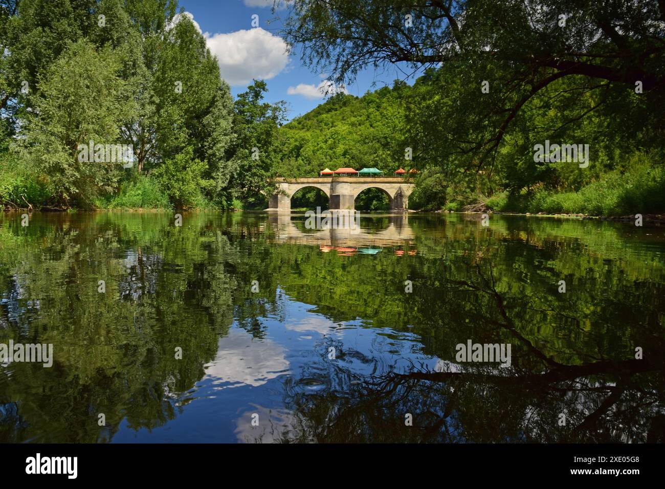 Blick auf den Fluss Werra und die mittelalterliche Brücke in der Nähe von Creuzburg Stockfoto