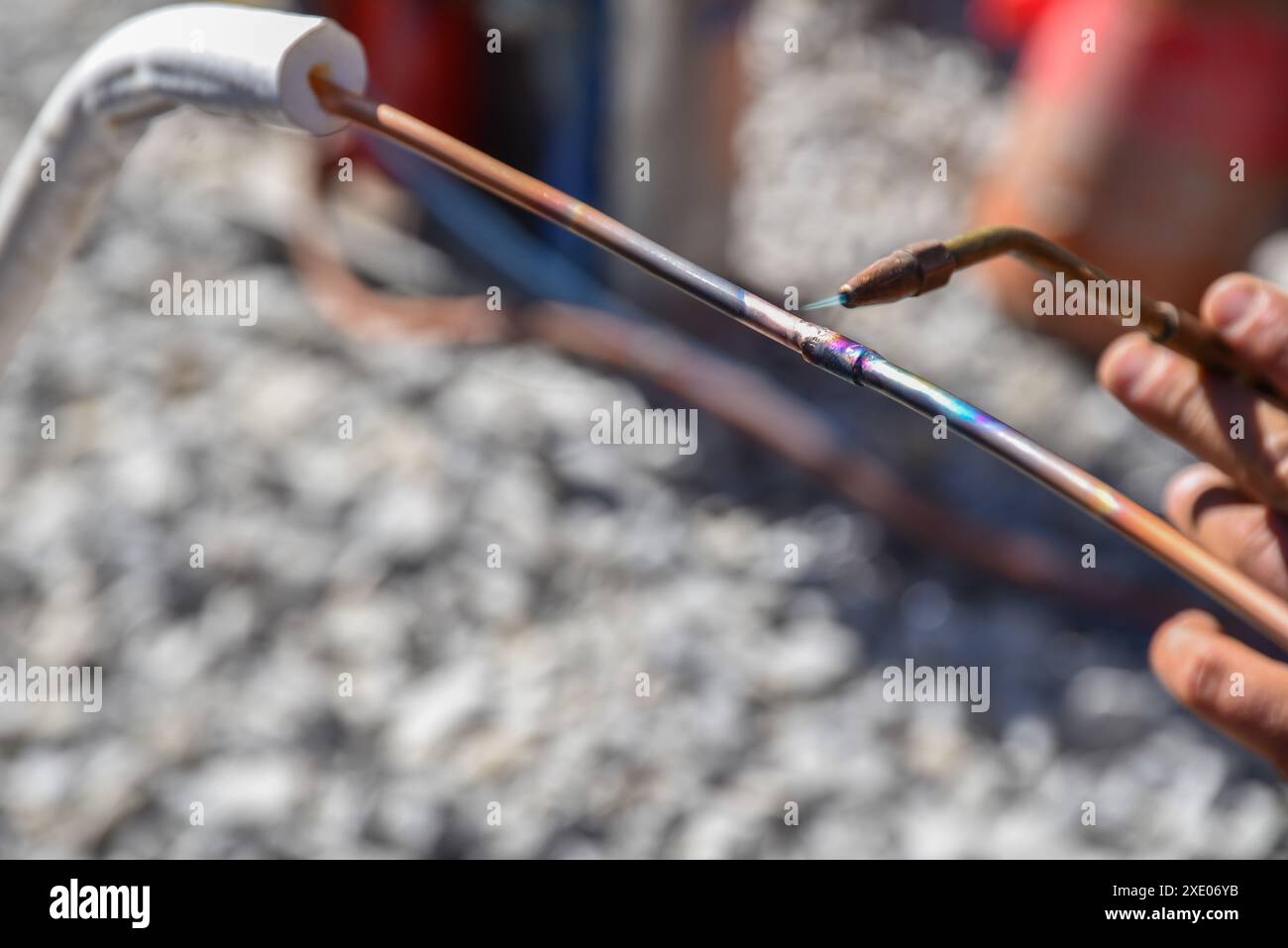 Handwerker beim Löten eines Kupferrohrs - Monteur Stockfoto