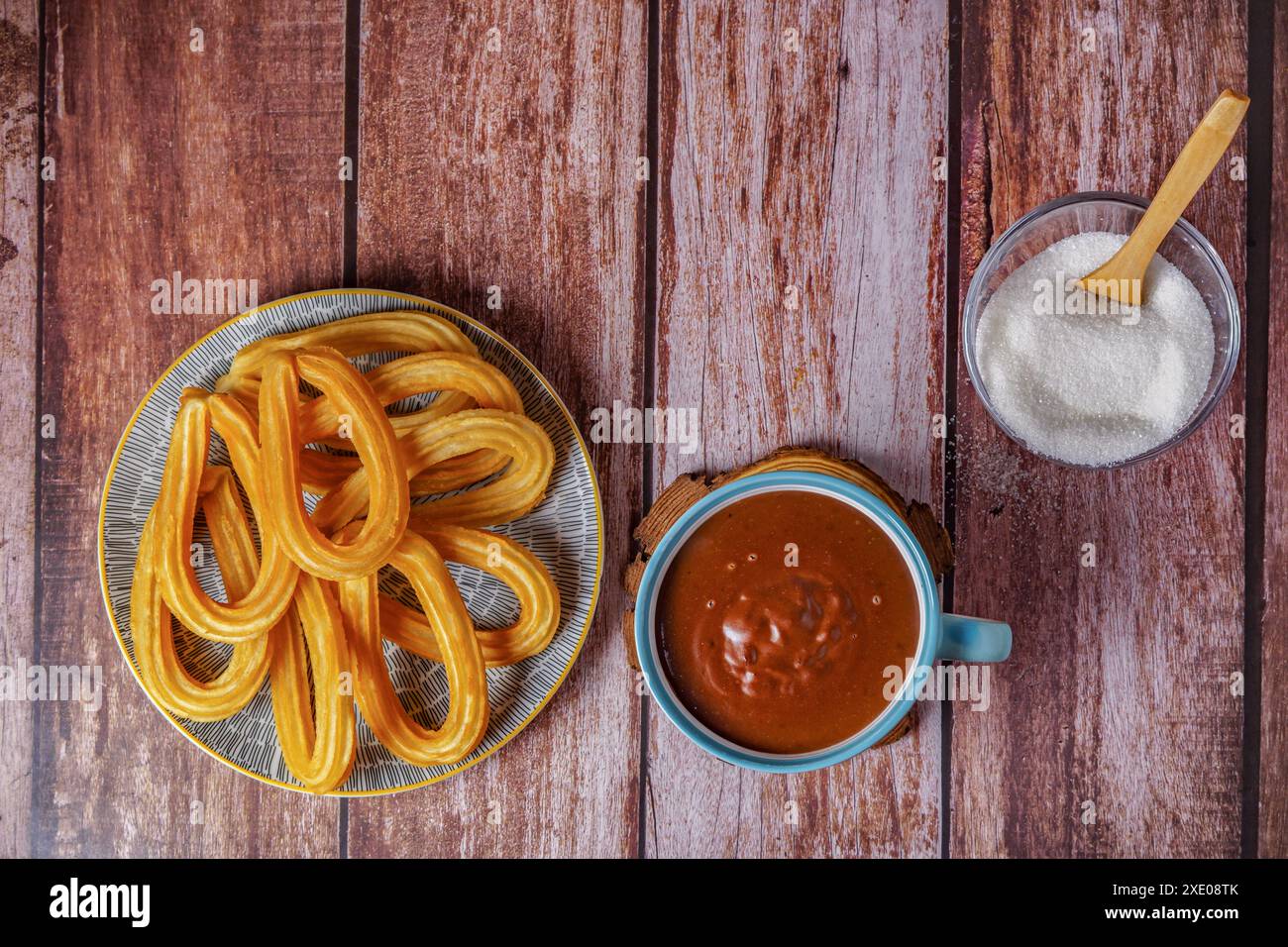 Heiße Schokolade mit Churros, typisch spanisches Frühstück Stockfoto