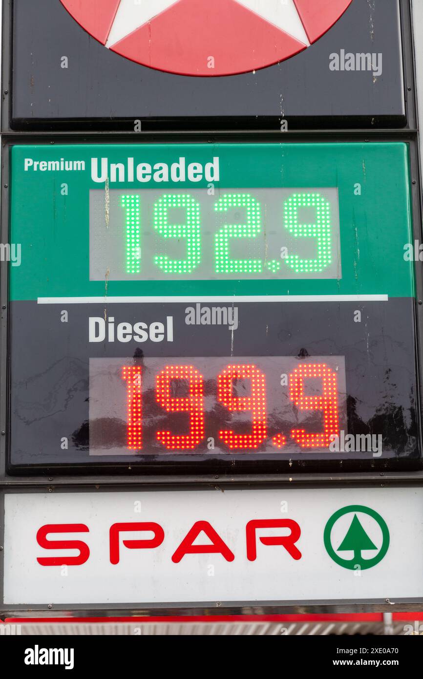Preise an der Tankstelle . Schild an einer Tankstelle mit den Preisen von normalem bleifreiem Benzin und normalem Diesel 192 £ 199 Stockfoto