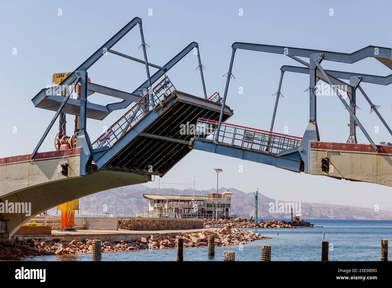 Eilat. Israel - 25. Juni 2024: Die Zugbrücke öffnet sich, um das Boot durchfahren zu lassen Stockfoto