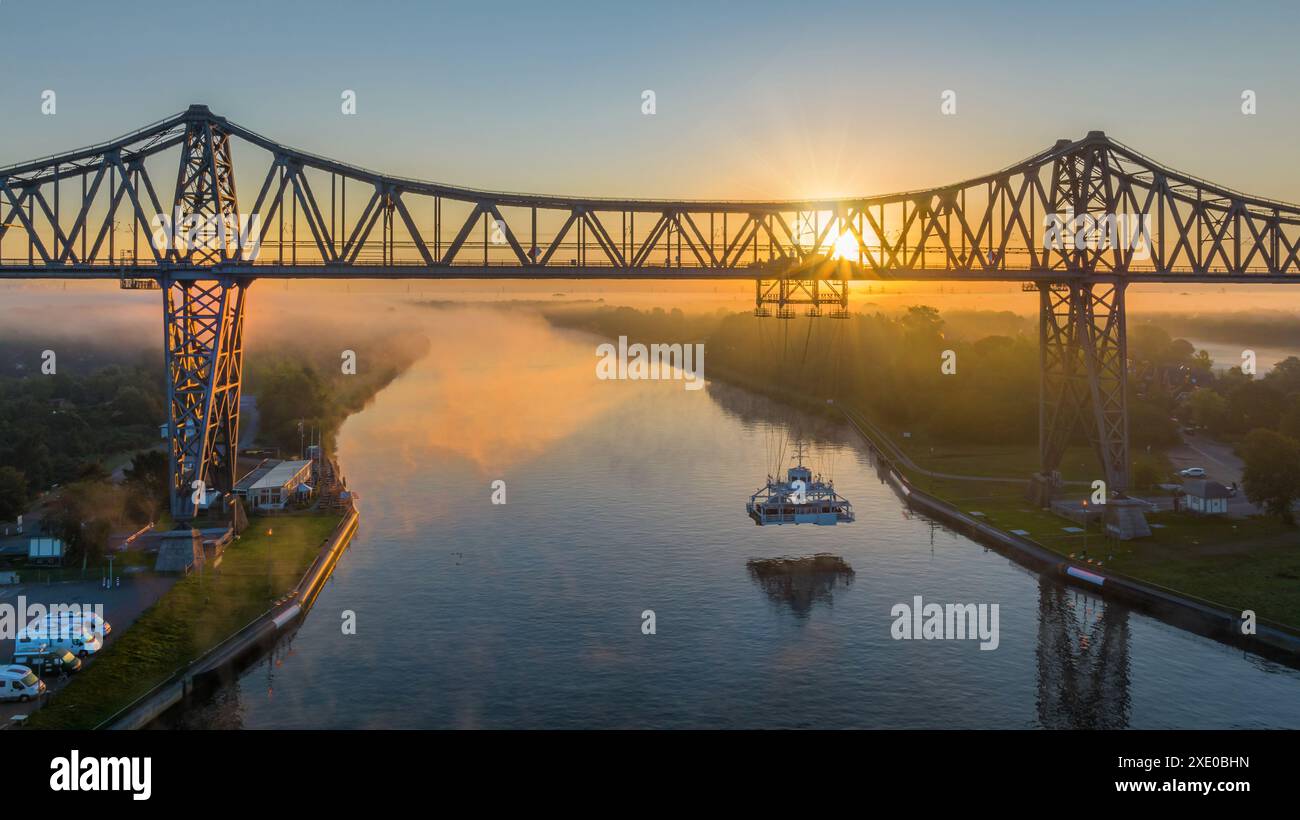 Panoramablick auf die berühmte Rendsburger Hochbrücke am Kieler Kanal mit der Transporterbrücke und Stockfoto